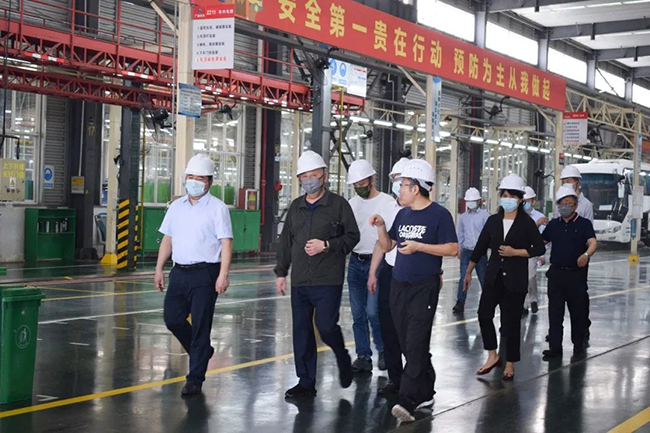 南寧市委常委、常務(wù)副市長、市委秘書長劉勝友一行到廣西申龍汽車制造有限公司考察調(diào)研指導(dǎo)工作